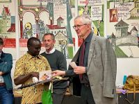 Geschenkeuebergabe - Pfr. Beyrer und P. Godfrey II